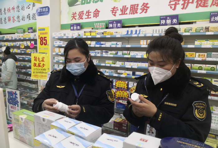 圖為12月15日，該局執(zhí)法人員在藥店對藥品價格進(jìn)行檢查。