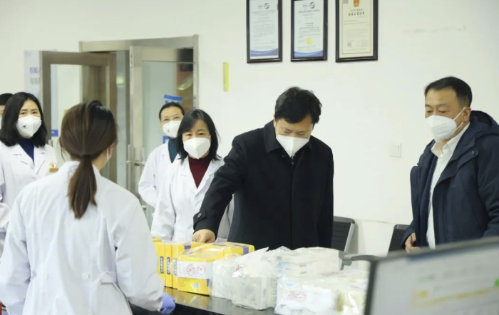 圖為吉林省藥監(jiān)局黨組書記、局長孫繼民（右二）在省藥檢院調(diào)研。