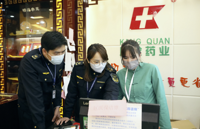 圖為南寧市市場(chǎng)監(jiān)管部門執(zhí)法人員檢查藥店抗疫藥品、防疫物資的銷售情況。