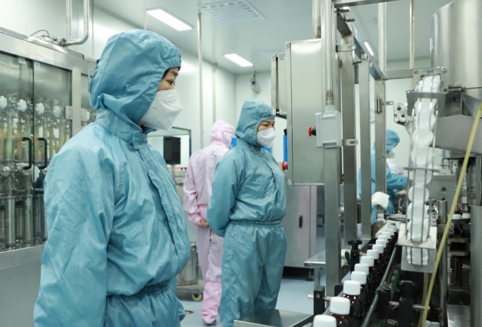 圖為國(guó)藥集團(tuán)藥物生產(chǎn)場(chǎng)景。