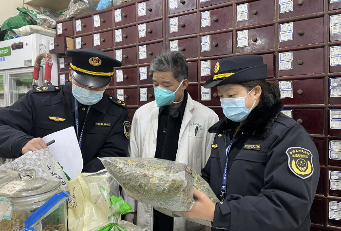 圖為執(zhí)法人員對(duì)廣藿香、黃芪、甘草、防風(fēng)等防治新冠方劑相關(guān)的中藥品種開(kāi)展檢查。