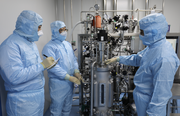 圖片為第四分局監(jiān)管人員在一家企業(yè)活性生物骨生產(chǎn)車間進(jìn)行現(xiàn)場檢查。