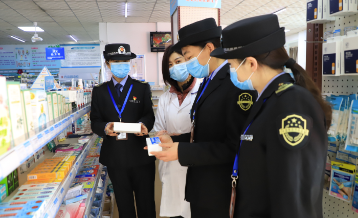 圖為該局執(zhí)法人員在一家藥店檢查藥品價(jià)格。
