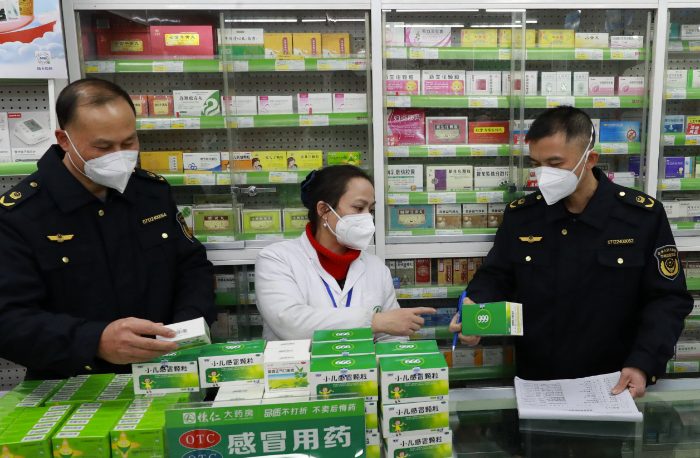 圖為該局執(zhí)法人員在一家藥店檢查涉疫藥品。