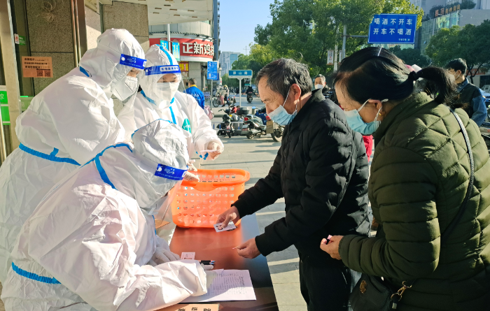 圖為12月22日，在江西省于都縣多家藥店工作人員正在免費(fèi)發(fā)放藥品。