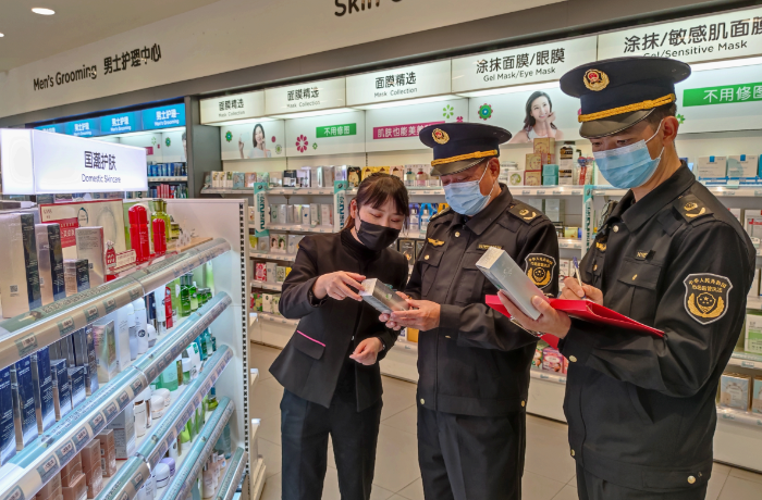 圖為該局執(zhí)法人員在一家化妝品專(zhuān)賣(mài)店檢查潤(rùn)膚霜產(chǎn)品說(shuō)明。