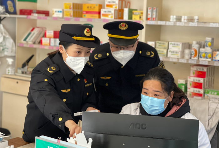 圖為縣市場監(jiān)管局執(zhí)法人員在一家藥店檢查拆零銷售專區(qū)。