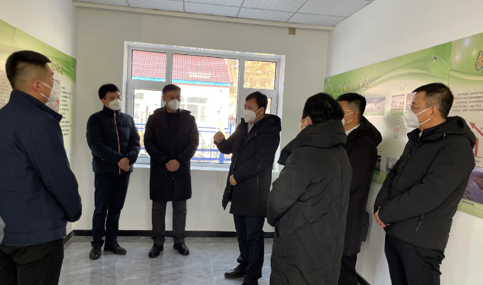 圖二為調(diào)研組考察吉興村鄉(xiāng)村振興服務(wù)站。