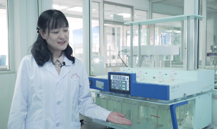 圖為吉林省省藥檢院檢驗(yàn)人員介紹檢驗(yàn)設(shè)備。