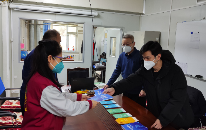 圖為四平檢查分局執(zhí)法人員進(jìn)企業(yè)發(fā)放安全用藥宣傳資料。