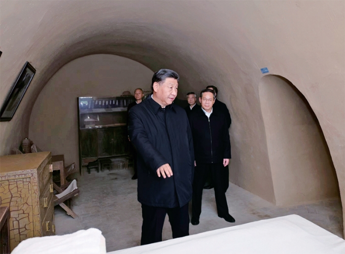 2022年10月27日，中共中央總書記、國家主席、中央軍委主席習(xí)近平帶領(lǐng)中共中央政治局常委李強(qiáng)、趙樂際、王滬寧、蔡奇、丁薛祥、李希，瞻仰延安革命紀(jì)念地。這是習(xí)近平等在楊家?guī)X參觀毛澤東舊居。新華社記者 鞠鵬/攝