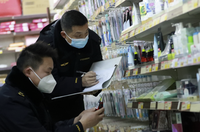 圖為該局執(zhí)法人員在一家商店檢查護(hù)膚品是否存在虛假宣傳行為。