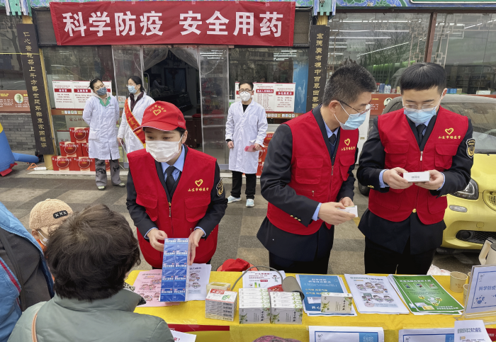 圖為第二分局志愿者向群眾普及合理用藥知識。