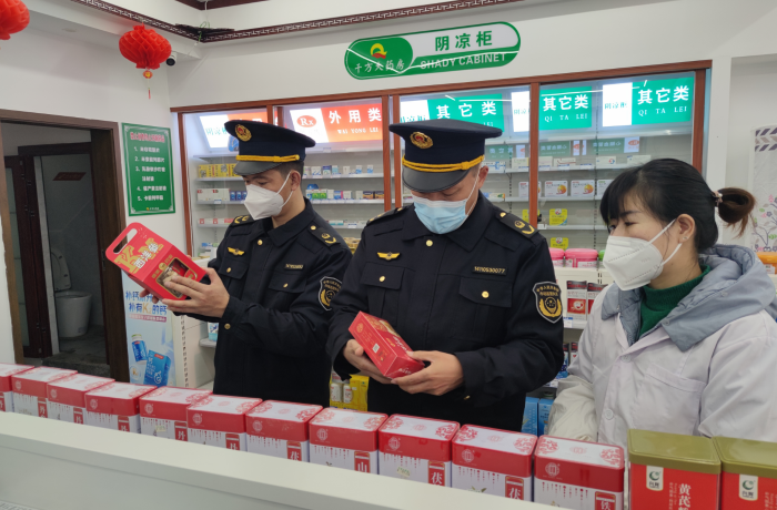 圖為該局執(zhí)法人員在一家零售藥店檢查西洋參質(zhì)量。