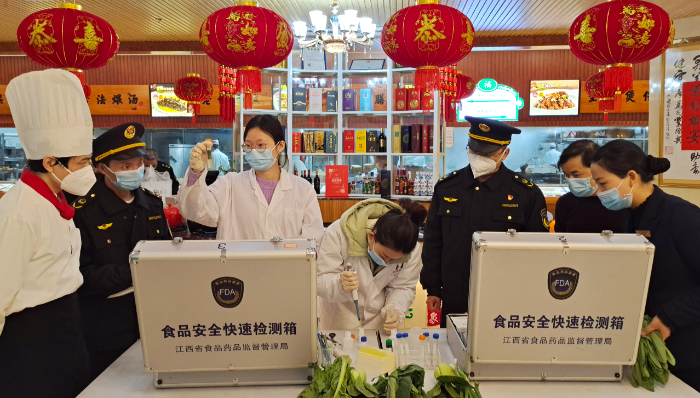 圖為1月16日，該局執(zhí)法人員在一家超市對食品進行快速檢測。