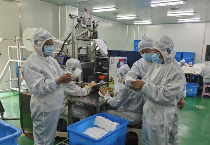 圖為第五分局執(zhí)法人員在一家企業(yè)檢查藥品生產(chǎn)情況。