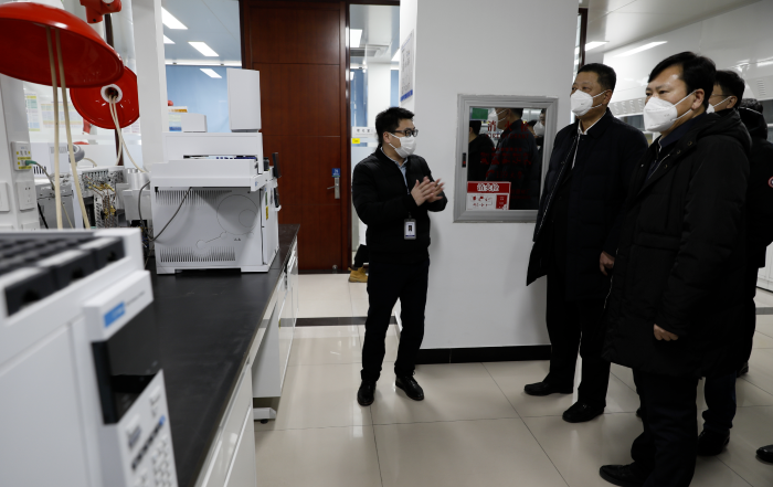 圖為吉林省藥監(jiān)局黨組書(shū)記、局長(zhǎng)孫繼民(右一)在吉林凱萊英醫(yī)藥化學(xué)有限公司調(diào)研。