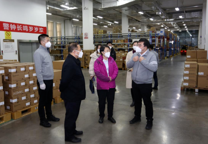 圖為山東省藥監(jiān)局黨組書記、局長于濤（前右二）帶隊(duì)在濟(jì)南開展督導(dǎo)檢查。