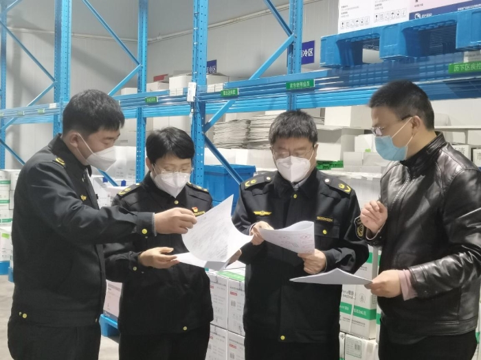 圖為一分局執(zhí)法人員對轄區(qū)內(nèi)一家新冠病毒疫苗配送企業(yè)進行檢查。