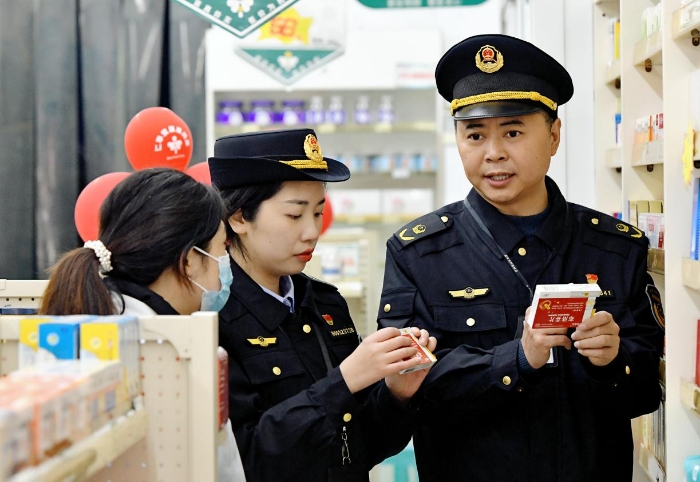 圖為2月6日，該局珍溪鎮(zhèn)市場監(jiān)管所執(zhí)法人員在檢查防疫藥品質(zhì)量。.jpg