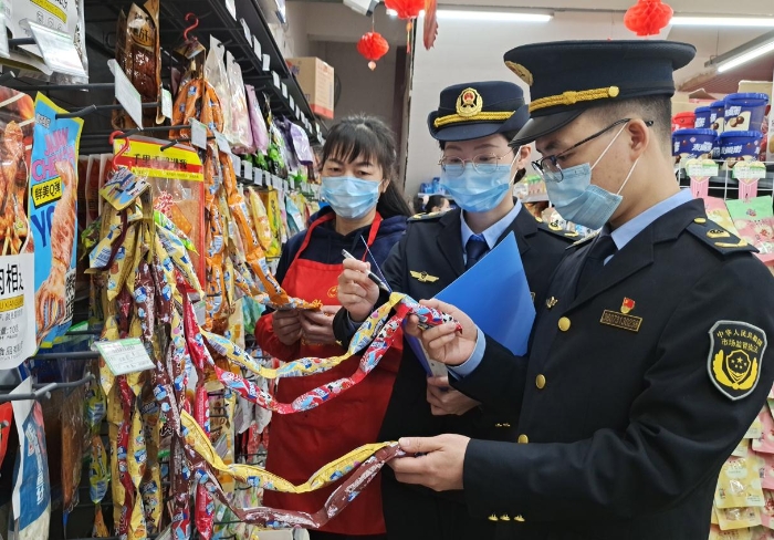 圖為2月1日該局執(zhí)法人員在校園周邊商店內(nèi)檢查小食品。