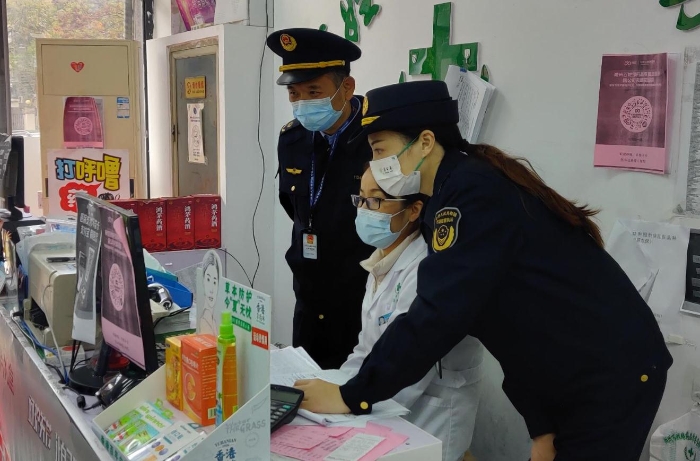 圖為該局執(zhí)法人員在零售藥店對(duì)涉疫藥品的購(gòu)銷情況進(jìn)行現(xiàn)場(chǎng)核查。