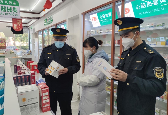圖為該局執(zhí)法人員在一家零售藥店檢查電子血壓計。