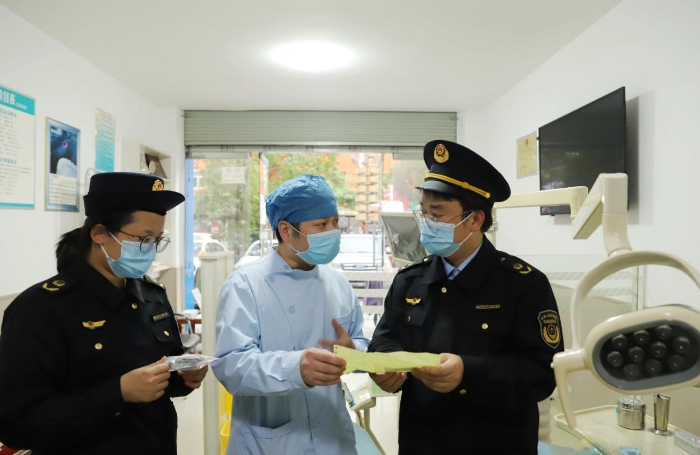 圖為2月7日，該局執(zhí)法人員在一家口腔診所檢查藥械使用情況。