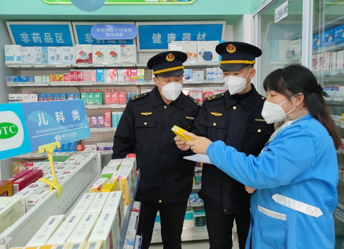 圖為該局執(zhí)法人員在檢查兒童止瀉藥品。