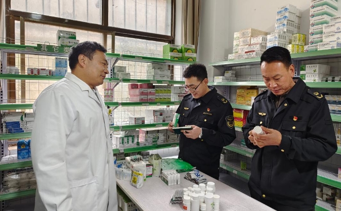 圖為該局執(zhí)法人員在一家藥店進(jìn)行抽檢。