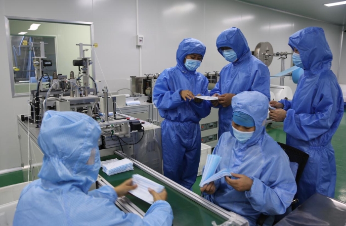 圖為執(zhí)法人員深入企業(yè)開(kāi)展藥品安全專(zhuān)項(xiàng)整治行動(dòng)。（葉陽(yáng)歡攝）