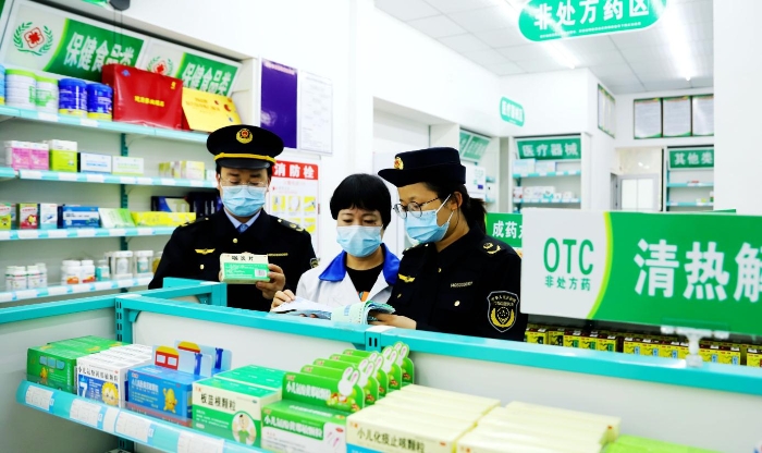 圖為2月14日，該局執(zhí)法人員在一家藥店檢查