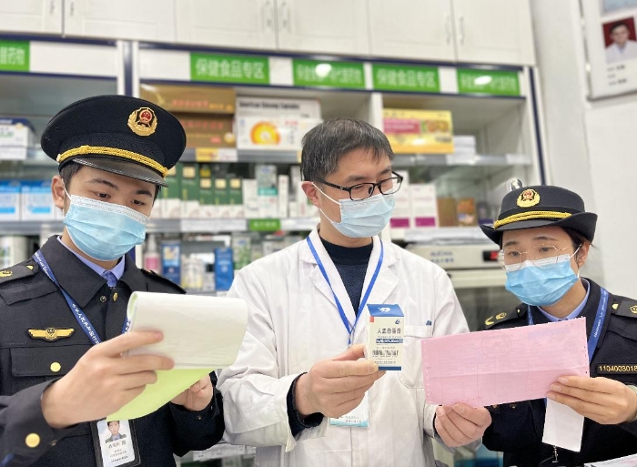 圖為該局執(zhí)法人員對(duì)藥店在售人血白蛋白進(jìn)貨記錄進(jìn)行核對(duì)。