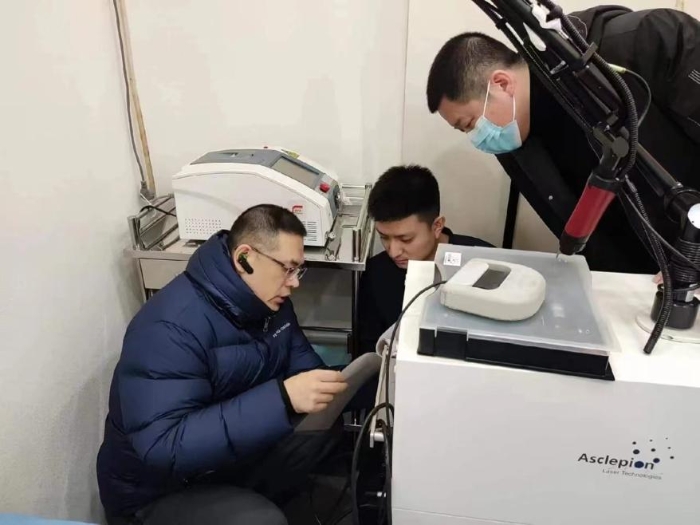 圖為工作人員對醫(yī)療美容機(jī)構(gòu)進(jìn)行指導(dǎo)