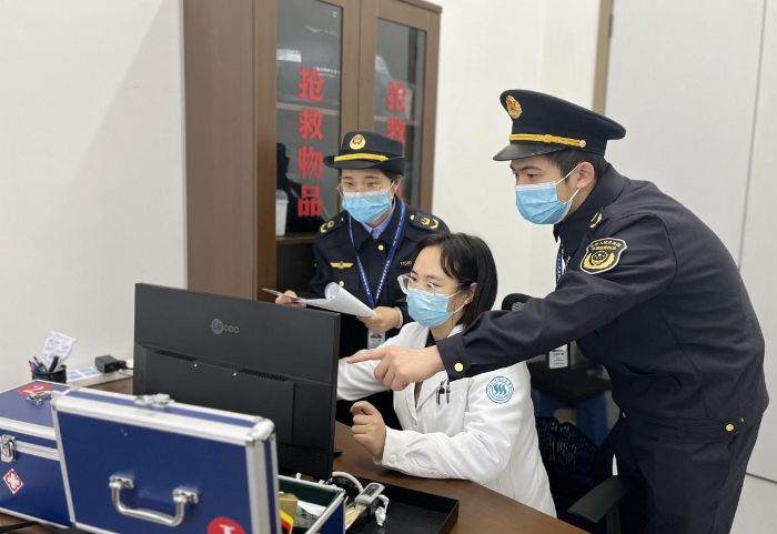 圖為該局執(zhí)法人員對(duì)校醫(yī)院的藥品進(jìn)貨記錄進(jìn)行核對(duì)。