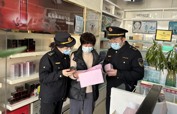 圖為該局執(zhí)法人員正在一家化妝品銷(xiāo)售超市檢查在售化妝品的相關(guān)信息。