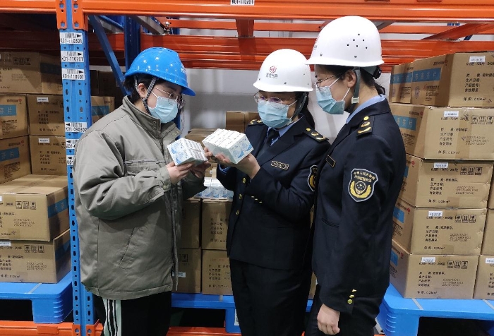 圖為該分局監(jiān)管人員在一家藥品生產(chǎn)企業(yè)對(duì)阿茲夫定片進(jìn)行現(xiàn)場(chǎng)檢查和監(jiān)督抽樣。