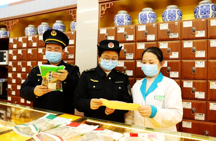 圖為2月21日，該局執(zhí)法人員在一家零售藥店檢查中藥飲片質(zhì)量。