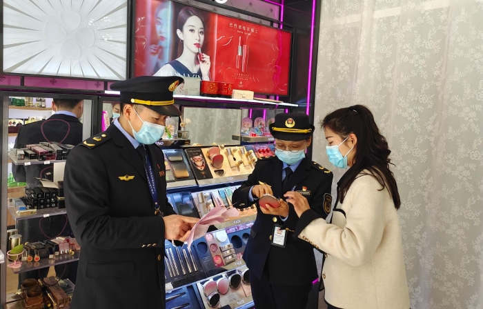 圖為執(zhí)法人員正在一家化妝品零售店開展檢查和宣傳活動。