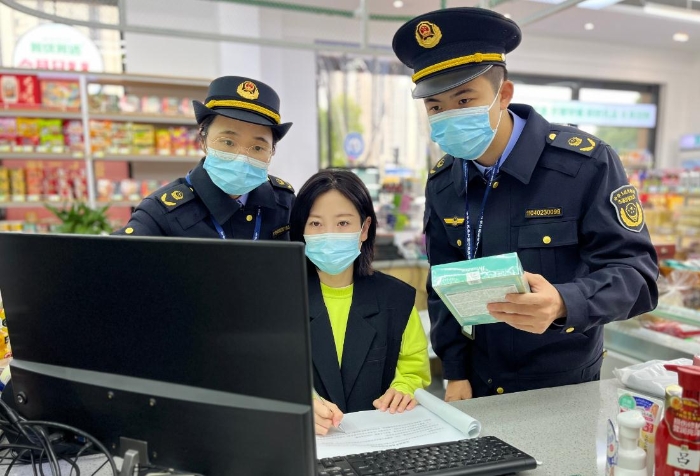 圖為該局執(zhí)法人員正在一家商超內(nèi)對其經(jīng)銷的化妝品進行經(jīng)營環(huán)節(jié)合規(guī)情況的核查。