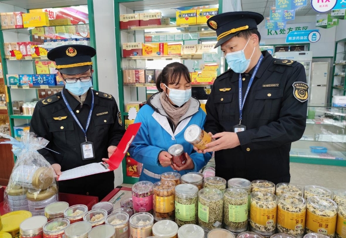 圖為執(zhí)法人員正零售藥店檢查滋補(bǔ)養(yǎng)顏類藥品質(zhì)量。