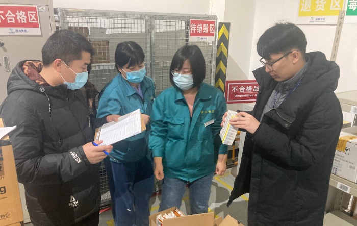 圖為第四監(jiān)管辦執(zhí)法人員監(jiān)督集中銷毀過(guò)期、損壞的特殊管理藥品。