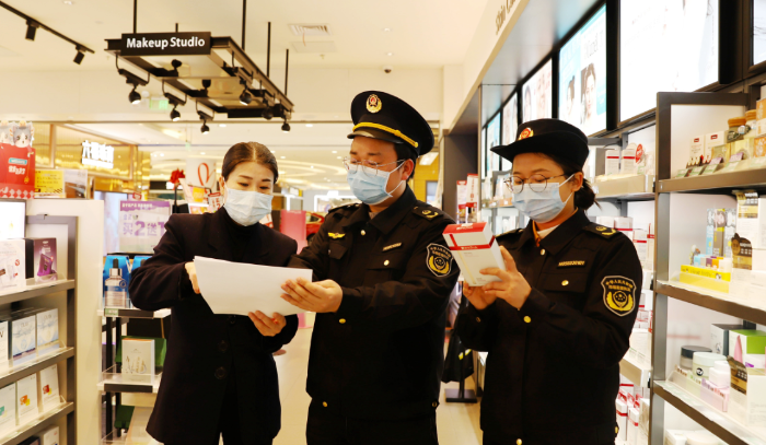 圖為3月3日，該局執(zhí)法人員在一家化妝品專營店檢查。