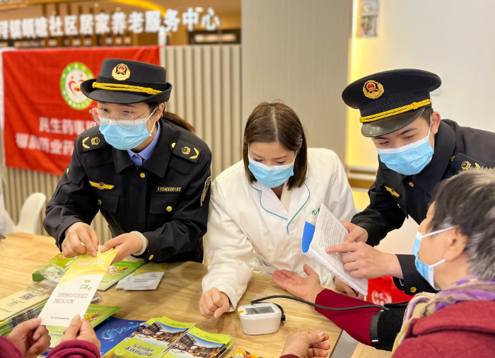 圖為該局組織志愿服務(wù)人員在一家養(yǎng)老機(jī)構(gòu)為老年人提供測(cè)血壓等藥事惠民服務(wù)。