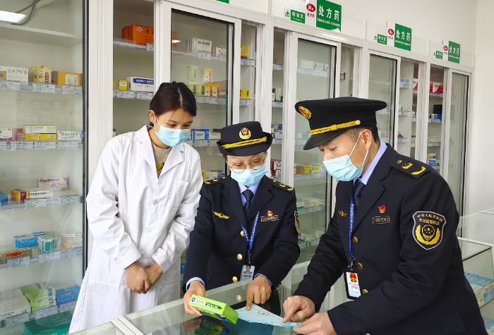 圖為該局執(zhí)法人員在一家藥店檢查藥品購進(jìn)登記記錄。