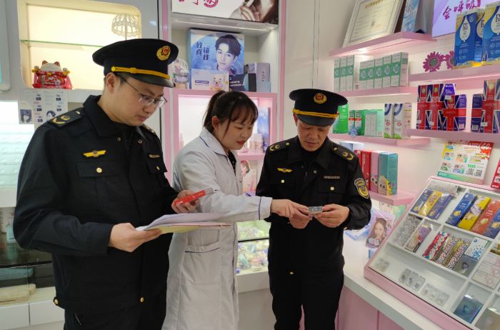 圖為3月10日，該局執(zhí)法人員在一家眼鏡店檢查隱形眼鏡標簽標識。