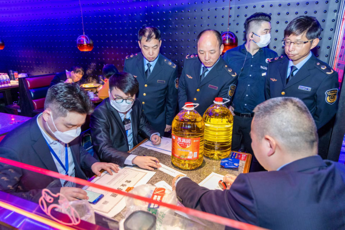 省局組織開展3·15食品安全“你點(diǎn)我檢”現(xiàn)場(chǎng)抽檢活動(dòng)。