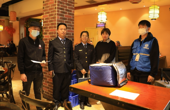 圖為該局執(zhí)法人員在外婆老勺酒店邀請消費者共同參與“你點我檢”現(xiàn)場抽檢活動。