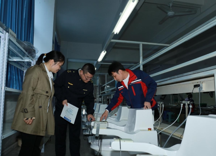 專項(xiàng)整治行動(dòng)中監(jiān)管人員在產(chǎn)品功能測(cè)試現(xiàn)場(chǎng)檢查（程奇 攝）