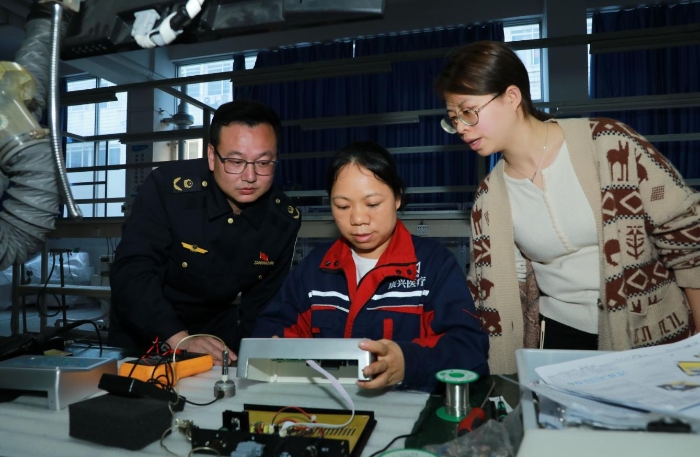 專項(xiàng)整治行動(dòng)中監(jiān)管人員在醫(yī)療器械生產(chǎn)車間開展檢查（程奇 攝）